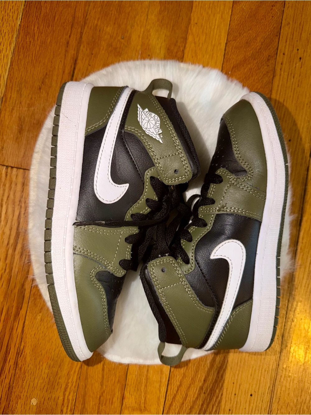 Nike Air Jordan 1 Mid Olive Black White Kids Size 13.5C - Picture 2 of 9